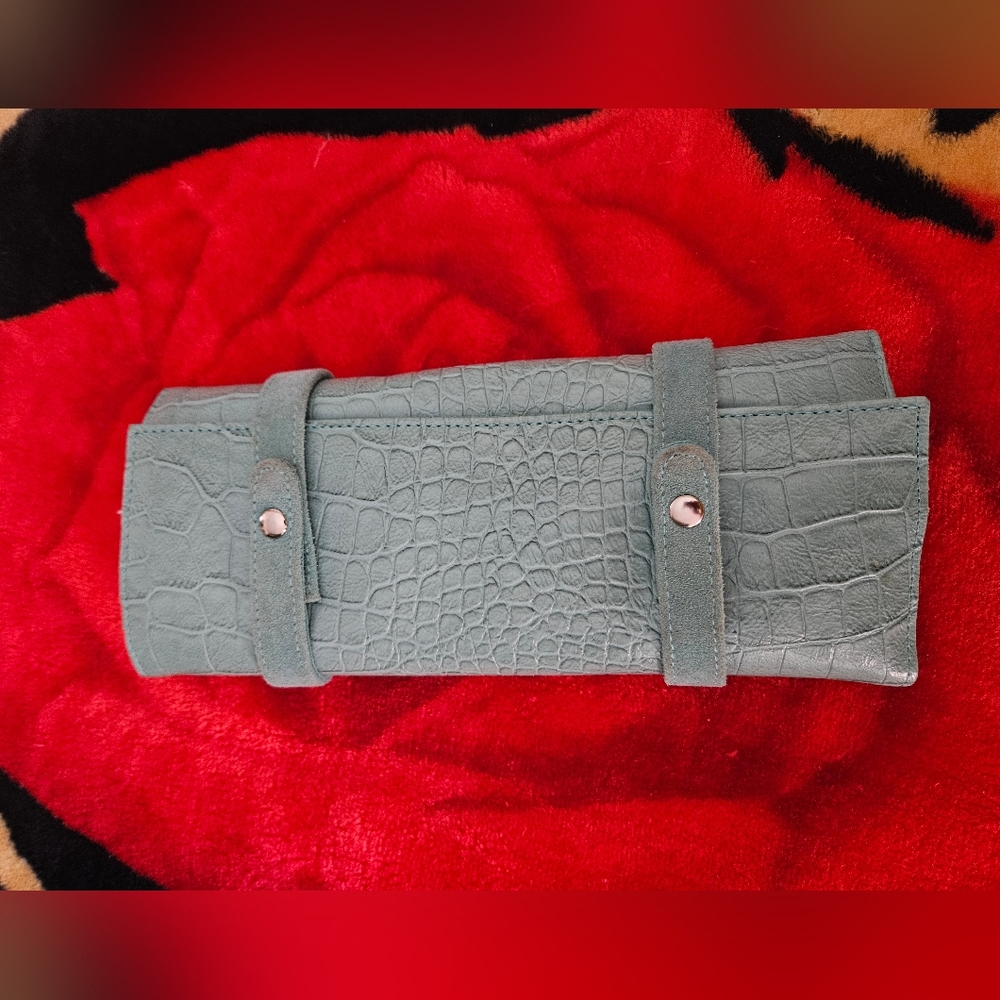 Stylish Teal Crocodile Pattern Clutch